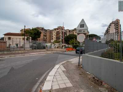 L�unico casello ferroviario presente ancora in citt� � collocato nei pressi di un passaggio a livello, quello situato tra via Cotugno e via delle Murge